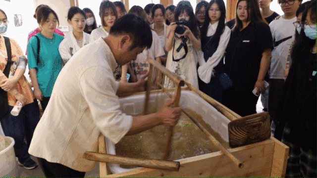 “富阳竹纸制作技艺”省级非遗传承人带领浙艺师生体验“抄纸”技艺.gif
